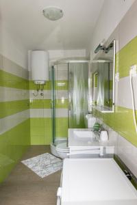 塞扎纳Vila Dane的带浴缸、水槽和淋浴的浴室