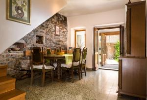 塞扎纳Vila Dane的一间设有桌子和石墙的用餐室