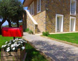 VallebonaAurivu的草上放着红色邮箱和鲜花的房子