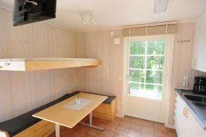 瓦尔贝里爱普威肯斯度假酒店的一个带桌子和窗户的小厨房