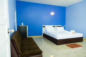 北碧P之家汽车旅馆的蓝色的卧室配有床和沙发