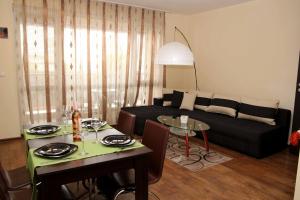 普罗夫迪夫罗西娜公寓的客厅配有沙发和桌子