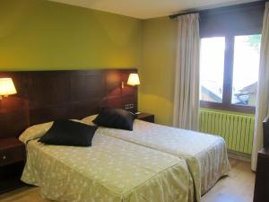 利亚沃尔西德雷酒店的一间卧室配有一张带两个枕头的床