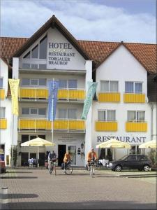 托尔高Hotel Torgauer Brauhof的一群人在酒店门前骑着自行车