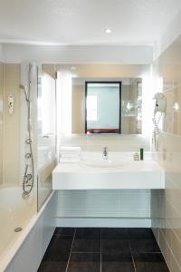 安东尼巴黎南安东尼宜必思尚品酒店的白色的浴室设有水槽和淋浴。