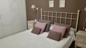 圭马尔港Residencial la Gomera的卧室配有白色床和粉红色枕头