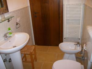 穆罗莱切塞马塞里亚拉哥酒店的一间带水槽和卫生间的浴室