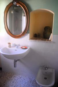 Vasiacasa alberto的一间带水槽、镜子和卫生间的浴室