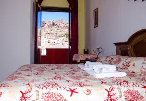 卡斯特尔萨多侬纳斯尼住宿加早餐旅馆的一间卧室配有带毛巾的床和窗户。