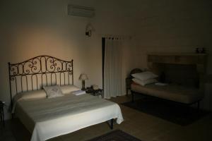 穆罗莱切塞马塞里亚拉哥酒店的一间卧室配有一张床,卧室配有长凳