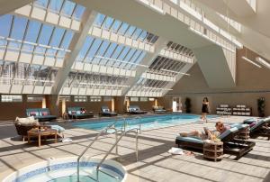 旧金山旧金山日航酒店的酒店大堂的 ⁇ 染,设有游泳池