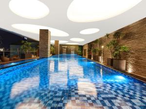 马卡萨马卡萨美利亚酒店的蓝色瓷砖的酒店游泳池