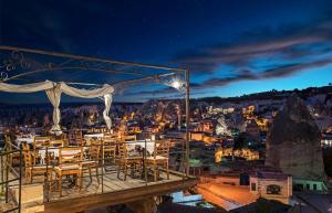 格雷梅阿伊迪尼尔岩洞酒店的一间晚上享有城市美景的餐厅