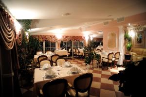 Špišić-Bukovica莫扎特酒店的餐厅内带桌椅的用餐室