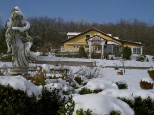 Špišić-Bukovica莫扎特酒店的一座有雪雕的建筑