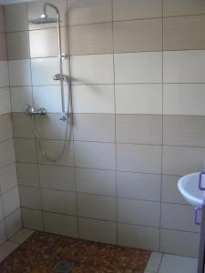 米什科尔茨道波曹赫优公寓旅馆的带淋浴和盥洗盆的浴室