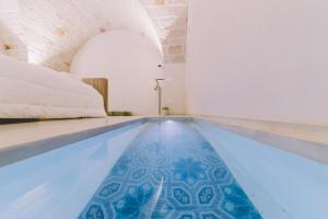 滨海波利尼亚诺Cinquevite的游泳池,在房间内提供床铺