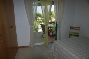 费拉古多Vigia Apartment的一间卧室设有一张床,享有阳台的景色