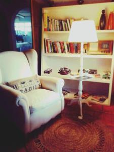 巴拉德瓦利扎斯Posada Valizas的客厅配有椅子和带台灯的桌子