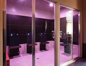 博尔戈罗坎达波尔格贾尼康体酒店的客房内设有带水槽和卫生间的浴室