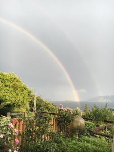 韦尔巴尼亚B&B La Lanterna的花园上方的天上彩虹