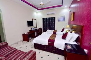 锡卜埃巴加酒店的酒店客房设有一张大床和一张沙发。
