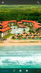 嘎林海斯港Marulhos Resort Muro Alto Studio的海滩上的度假村的空中景致