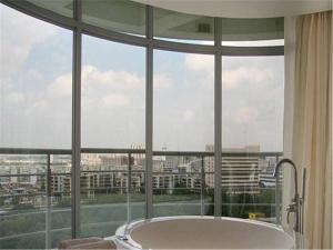 中山中山东方海悦酒店的带浴缸的大窗户