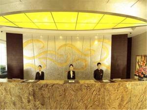 中山中山东方海悦酒店的坐在大厅柜台的三名西装男宾