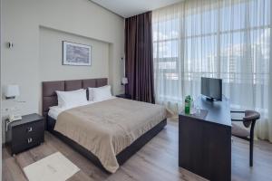 敖德萨加加林旅馆的酒店客房,配有床和电视