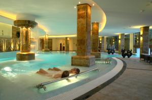 马略卡岛帕尔马GPRO瓦尔帕莱索宫温泉酒店的躺在酒店游泳池中的女人