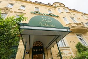 维也纳Hotel Viktoria Schönbrunn的带有酒店大厅标志的建筑