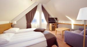 特罗姆瑟韦斯克拉丽奥连锁酒店的酒店客房设有床和窗户。