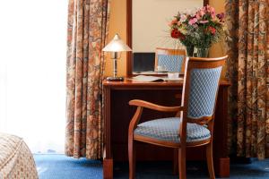 布拉格布拉格联合酒店的一张桌子、一把椅子和花瓶