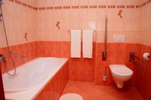 新伊钦博查塔酒店的带浴缸、卫生间和盥洗盆的浴室