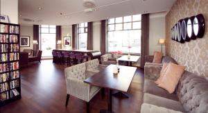 海宁格松阿曼达克拉丽奥连锁酒店的客厅配有沙发和桌子
