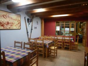 坎丹奇奥Albergue "El Aguila"的餐厅内带桌椅的用餐室