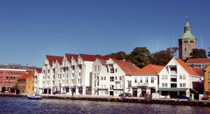斯塔万格斯卡恩布莱格号角集品酒店的河边的白色建筑群