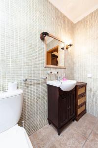 普赖尼亚德拜舒Adega Poça的一间带水槽、卫生间和镜子的浴室