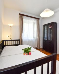 埃格尔Grape&Wine Guesthouse的一间卧室,床上放着鲜花