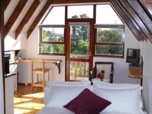 伊丽莎白港Aberdour Guesthouse的卧室配有床、桌子和窗户。