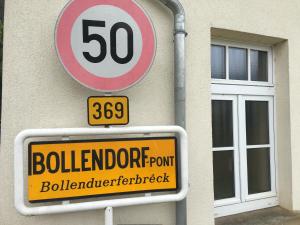 Bollendorf-Pont25 Bollendorf的建筑物一侧的速度限制标志