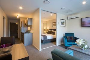 Ramada Suites by Wyndham Queenstown Remarkables Park的一间客房