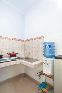 乌鲁瓦图穆拉斯巴莉旅馆的厨房配有水槽和冰箱