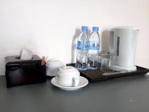 Bahal索卡旅馆的一个带咖啡壶和瓶装水的托盘