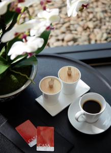 曼谷卡萨酒店的一张桌子,上面放着两杯咖啡和花瓶