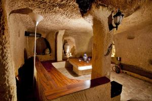 阿瓦诺斯阿达诺斯科努克埃维酒店的洞穴风格的浴室设有浴缸和桌子