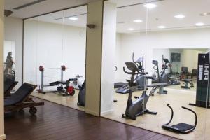 EsteponaBenatalaya Estepona的健身房设有跑步机、椭圆机和镜子