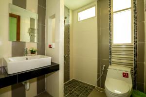 涛岛清凉生活高涛岛酒店的一间带水槽和卫生间的浴室以及窗户。