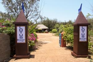 科纳卡Lotus an Eco Resort Konark的一条拥有两个柱子的小路,通往一个度假胜地